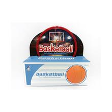 Basketbalový koš s oranžovou deskou a černým pozadím.