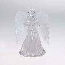 Svíčka ve tvaru anděla s bílými křídly.