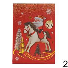 Dárková taška na Vánoce v červené barvě s motivem Santa Clause a vánočních ozdob.