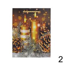 Vánoční dárková taška s dekoracemi.