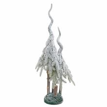 Dvoj strom na pni se zelenými a bílými detaily.