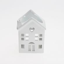 Bílá aromalampa ve tvaru domečku z porcelánu.