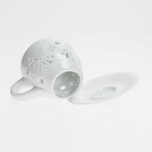 Aromalampa ve tvaru hrníčku s květinovým vzorem, bílá porcelánová.