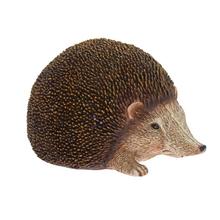 Velký hnědý ježek z keramiky.