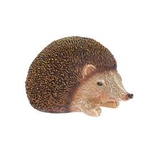 Malý hnědý ježek z keramiky.