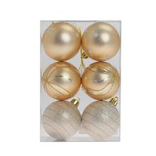 Sada šesti plastových vánočních koulí se zlatými ornamenty.