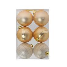Sada šesti plastových vánočních koulí se zlatými ornamenty.