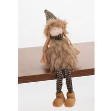 Textilní panenka s hnědo-bežovým oblečením a kloboukem.