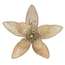 Umělá vánoční růže v šampaňském na sponě.