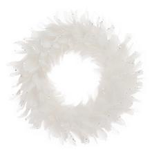 Bílý věnec z peří s dekorativními detaily.