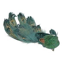 Zelený páva na klipu s peřím a třpytkami.