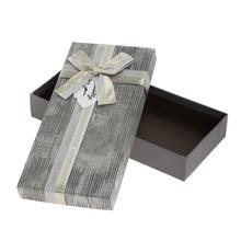 Stříbrná dárková krabička s mašlí.