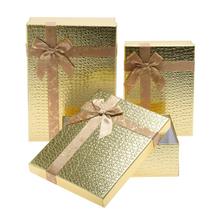 Dárkové krabičky obdélníkové se zlatou mašlí.