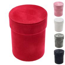 Dárková krabička na květiny ve tvaru válce, různé barvy.