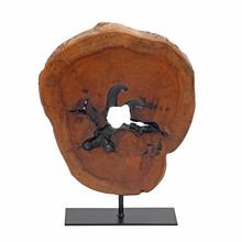 Dřevěná dekorace s černým detailem na podstavci.