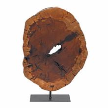 Dřevěná dekorace s přírodním vzhledem.