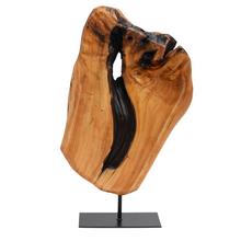 Dřevěná dekorace na černém podstavci.