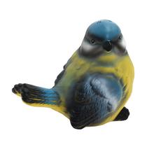 Keramický ptáček v modro-žlutých barvách.