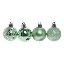 Sada zelených plastových vánočních koulí.