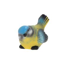 Keramická ptáček v modro-žlutých barvách.