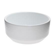 Bílá keramická mísa s pruhy.