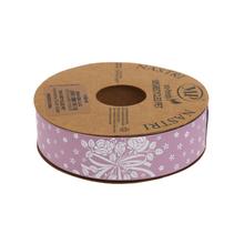 Fialová stuha s květinovým vzorem, šířka 2,5 cm, délka 20 m.