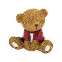 Medvěd sedící s červeným tričkem.