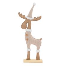 Dekorace soba v béžové barvě s čepicí a svetrem.