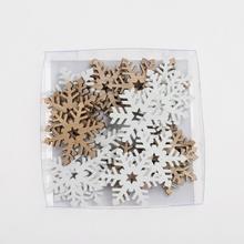 Dřevěné ozdoby vločky v přírodní a bílé barvě, balení 24 kusů.