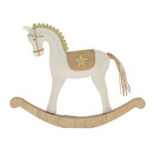Houpací kůň z filcu v bílé barvě s přírodním dřevěným podstavcem.