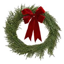 Vánoční věnec s červenou sametovou mašlí.