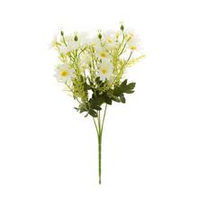 Umělá kytice sedmikrásky bílé se zelení.