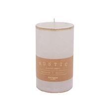 Bílá svíčka Rustic Patina o rozměrech 7x11,5 cm.