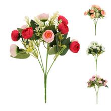 Kytice ranunculus s mixem zeleně a květin.