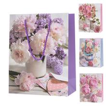 Dárková taška s květinovým motivem.