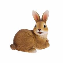 Ležící hnědo-bílý zajíček