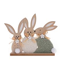 Dřevění zajíci na podstavci.