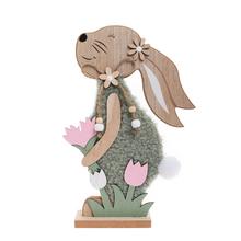 Dřevěná zajíčice na podstavci s květinou.