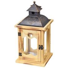 Dřevěná a kovová lucerna s přírodním povrchem, výška 28 cm.