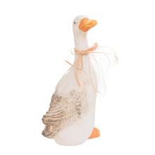 Keramická kachna s oranžovým zobákem a stuhou.