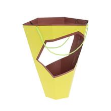 Žlutá taška s otvorem a zeleným uchem.