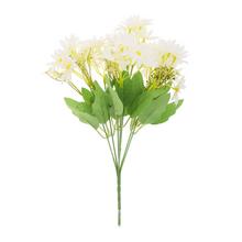 Umělá kytice bílých margarét.