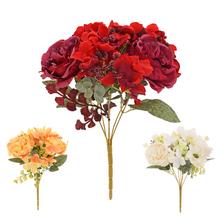 Kytice umělých květin s anglickými růžemi a hortenzií.