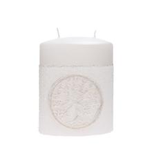 Bílá svíčka s motivem svaté rodiny.