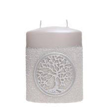 Šedá svíčka s motivem stromu života.