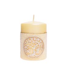 Krémová svíčka s motivem štěstí.