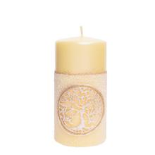 Krémová svíčka s motivem štěstí.