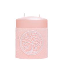 Růžová svíčka s motivem Štěstí.