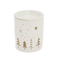 Bílá aromalampa se vzorem stromů a hvězd.