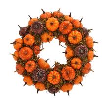 Věnec z dýní v oranžovo-hnědé barvě.